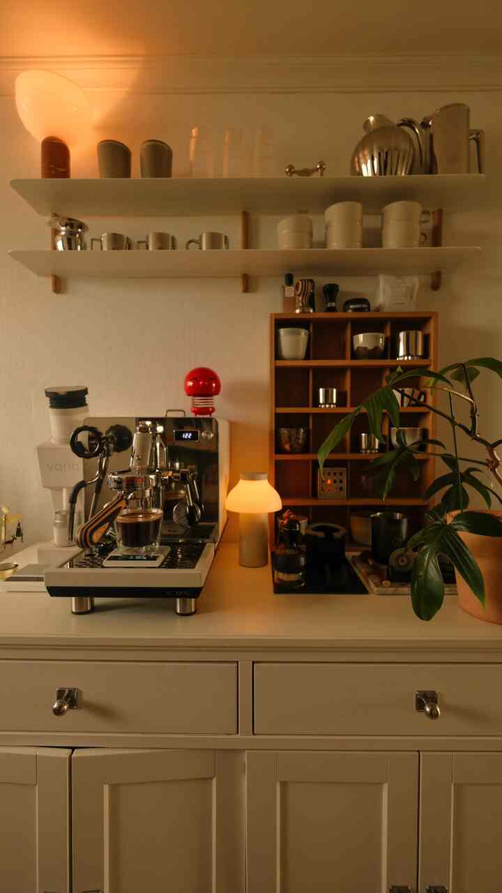 mornings at home start here 🤎
🌿°₊⁺˳🐙✨₊☕✨˳🕯️
心だけ食べれば何でも作れる
私の夢のコーヒーステーション😍
この小さなコーナーだけ見れば大丈夫気分が良くなります🤍

🏷️コーヒーマシン@elrocioespressomachine
🏷️スケール＆カップ@variabrewing
🏷️エキスアクセサリー@pesado58.5_korea
🏷️マグカップ＆デコレーション@nordicnest.kr
🏷️アパートメントキャンドルホルダー@tudes_official

-

#neutralhomedecor #midcenturymodernhome #coffeebarstyling #espressomachine #elrocioespressomachine #varia #pesado #coffeecorner #coffeestation #ペサード