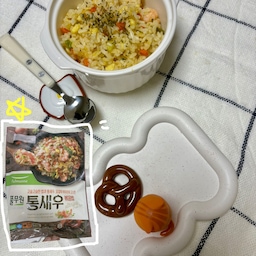 💚풀무원 간편식 
🦐통새우볶음밥
바쁘다 현대사회에서 시간이 부족할때 ..!
끼니를 거르지 않고 간단히 만들어먹는 메뉴로 
좋은 통새우 볶음밥이에요 :)
냉동보관했다가 조리시 꺼내서 전자렌지 데워주거나 
후라이팬에 볶기만 하면 끝이라서 너무 편리해요 >_< !! 
#내돈내산 4 #콘수프기록 #맞팔 #풀무원 #통새우볶음밥 #간편식 #간편메뉴추천 #간편식추천