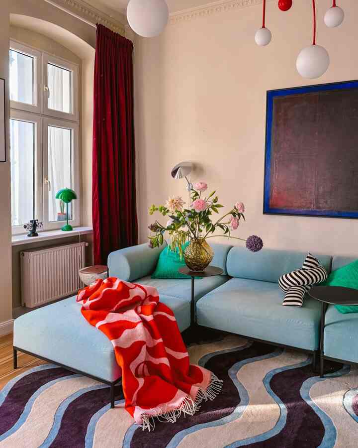 A bright mix of soft forms and bold colors.
Comfortable, a little quirky, and hard to forget.
Credit : @raw.home.interior

#vintagemodern #colorstory #interiorenergy #70svibes #happyspaces #boldinteriors 