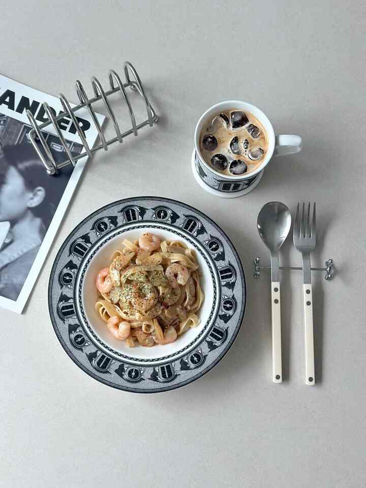#로망담긴주방 #주방템

ホームストーリー感性UPさせてくれるキッチンテム🖤

雨は今日遅い昼食でパスタを作って食べました。

ポンタナガリックボンゴーレソースを初めて注文して食べました。
ニンニクとエビを入れて食べるので、コクは最高です👍🏻

今日使ったお皿は韓国陶器のハイエンドブランド 
PROUNAとチボエレムのコラボレーションで披露 
「フラウナXチボエレム」アーキテクチャコレクションです。

アーキテクチャコレクションパスタボールにパスタを入れて食べるから
ホームストーリー感性も高級に演出可能で
マグカップのグリップ感が安定しているので、よく手が行くと思います。

パスタボールとマグカップの重みがずっしりして、それまた高級感をお腹で感じさせてくれる魅力がありますよ！

🔖[プラウナ x ティボエレム] アーキテクチャ (Place Vendome) #예쁜그릇  #홈스토랑  #주방용품 #맞팔 