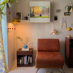 #오감리뷰 프로그램을 통해 제품을 제공받아 직접 사용하고 스타일링한 후기입니다.
식기난게 _ 식물을 기르기엔 난 너무 게을러! 
처음 이 브랜드명을 보고는 큭큭 웃었던 기억이 나요
제 마음이 딱 그렇거든요. 
근데 게으르지만 초록이 자꾸만 좋은 걸 우째요
어제도 투덜거리며 방안 가득한 식물들에 물시중을 들어놓고는 오늘 아침엔 반짝이는 잎들과 살짝 피어난 꽃을 보고 그새 기분이 헤헤~ 좋아져버렸단 말이죠 😁
오늘의 주인공은 바로 발그레한 핑크색 꽃망울을 가득 매달고 막 꽃을 피우기 시작한 백화등
길게 뻗고 늘어지는 수형이 예뻐 언젠가는 키워보고 싶었던 백화등이었는데 이렇게 꽃까지 가득 볼 수 있다니....🙊
예쁜 수형의 백화등이 담겨있는 블루컬러의 동그란 볼 화기도 포인트!
바로 식기난게의 첫 번째 자체 제작 화기 레이지볼인데요 
마음에 드는 식물을 고르는 것 만큼 식물에 어울리는 화기를 고르는 것 또한 참 어렵거든요
밋밋한 토분을 별로 좋아하지 않는 저에게는 생동감있는 컬러와 형태 그 자체로도 오브제처럼 포인트가 되어주는 식기난게 레이지볼이 너무 예쁘게 느껴지더라구요 
블루 그린 블랙 세가지 컬러가 있어 인테리어에 맞게 고를 수 있어요
식기난게는 예쁜 포장에 담아 집앞까지 배달해주기 때문에 마음을 전하는 선물로도 좋을 것 같아요 🕊️
#인테리어소품 #식기난게 #식물을기르기엔난너무게을러 #플랜테리어 #플랜테리어식물 #선반식물 #백화등
#도토리자매