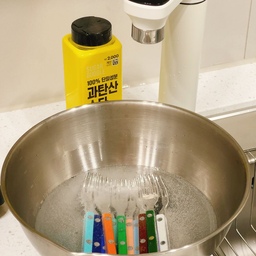 #살림살이 6 #콘수프기록 
다이소 과탄산소다는 우리집 살림살이 필수품 ! 텀블러 세척용으로 사용하지만 특히 
스텐레스 연마제 제거에 좋아요!
그리고 틈새솔!! 이것도
포크 안쪽 연마제 닦을 때 짱!!
과탄산소다를 뜨거운물에 넣어준 후 연마제 제거할 물건 넣어줘요! 
#연마제제거 #연마제 #스테인리스연마제제거
#사브르포크 #과탄산소다사용법 #과탄산소다