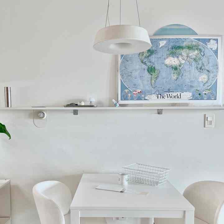 #ロマンダム
#before
#after
#beforeandafter 

私のロマンのキッチンは素朴に
きれいで広く書いていました〜

25坪の板状型アパートのキッチンスペースが狭い
楕円形の1400食卓を使用しているため、活用度が良くありません。

円形1000サイズの食卓を使って
しばらく前に拡張型テーブルに変わりました。 

普段は3人家族用に書くのに適して 
少し狭くてむしろ整理をもっと頑張りましたよ🤭


ゲストが来たときは、4〜6人まで拡張しました。

たくさんのきれいな私たちの家のキッチン
世界地図はナショナルジオグラフィーで分けた世界地図を大荘3000ウォンウッドロックに貼り付け
枠にアルミテープを巻いた。 
かなり素敵なポスターのように見えました〜


軽くて軽くて子供が地図をいつでも取り出して
見やすくなります🩵
＃狭いキッチン＃拡張型テーブル＃息子を育てる家
#板状構造 #25平アパート #25平キッチン