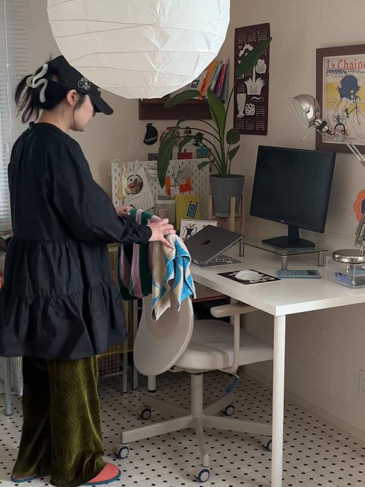 春の模様替え☘️ 作業スペースを春仕様に変えました。気分転換だいじ〜

#ワークスペース #作業部屋 #作業部屋インテリア #2LDK#IKEA#フロアタイル #植物のある生活 #アートウォール #アートブランケット #ホワイト＆ウッド 