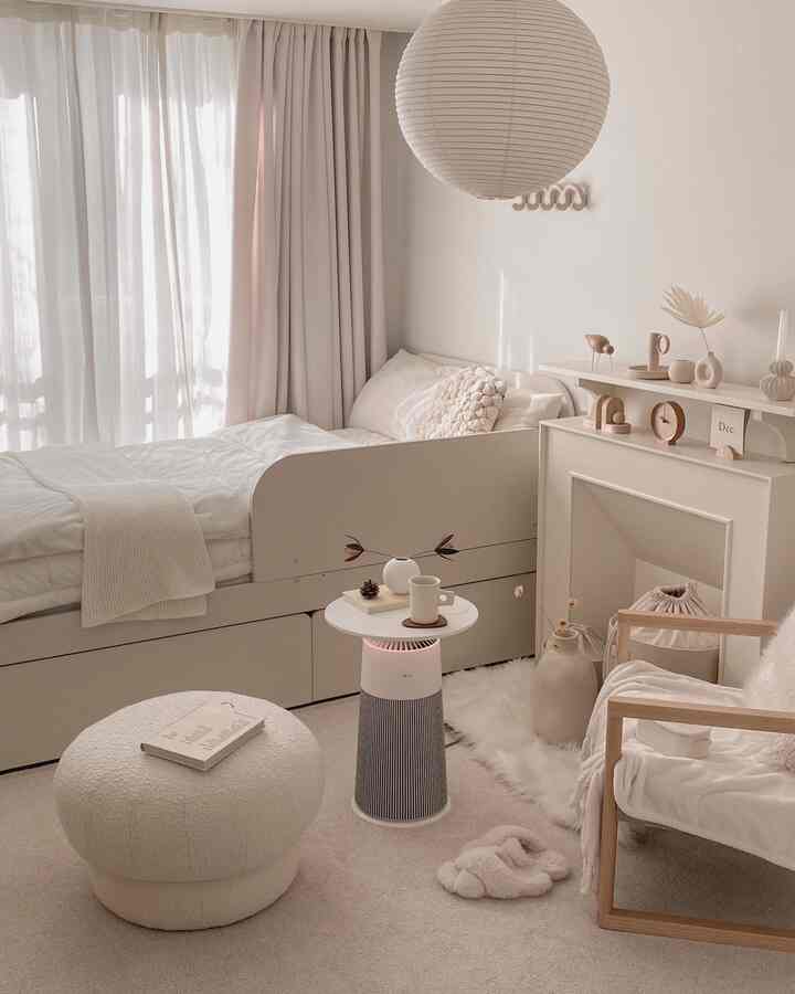 暖かいナチュラルなベージュとホワイトの調和が取れた落ち着いた寝室、収納ベッドとソファスツールが快適な雰囲気を演出する空間