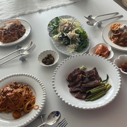 친구들 불러서 점심 먹었어용
해물로제파스타 ,스테이크 ,샐러드 !
간단하지만 아주 필승식단 입니다용 
#집들이식단 #집들이음식 #vbc까사  #costanova #코스타노바 #킨토  #킨토접시 #르쿠르제 #수저받침추천 
