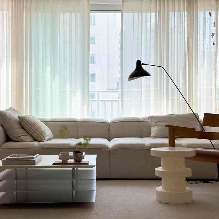 #제품제공

子供ではありませんが、子供の日の贈り物を受け取った作家🎁
作家ホームにニューニューテーブルが到着しました！それはフラットポイントのページソファテーブルです。

フラットポイントは簡潔だが高級感のあるディテールに集中するブランドです。今回の新製品ニューページソファテーブルは、そんなブランドの追求味を最もよく表現した製品だと思います。  #소파테이블  #홈스타일링 #livingroom #livingroomdesign #sofatable #flatpoint 