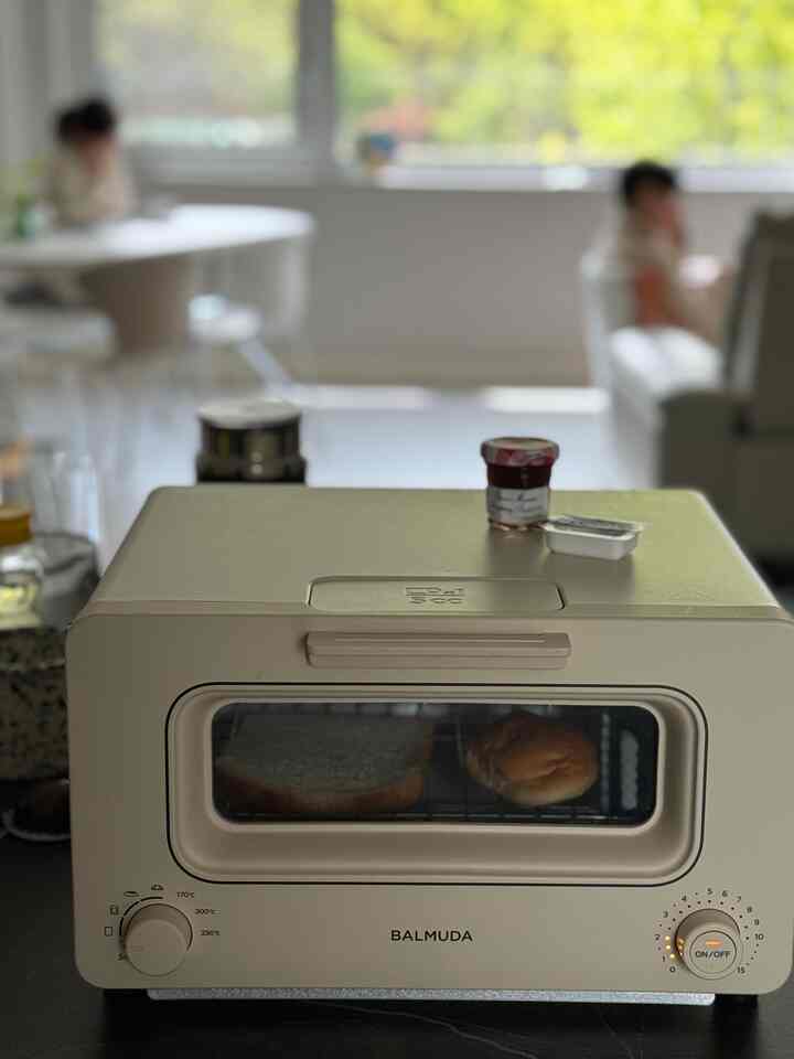 #サリムサル_3
#コンスープ 

死んだパンも活かすバルミューダトースター🍞
買うかどうかを五百万回心配する
購入しては4年目よく書いています。
私たちの家のバミューダトースターはベージュカラーです。
ホワイトとすごく悩んで選んだが、
ヴィンテージ感のあるベージュがもらってからもっと気に入りました。 

給水口に水を少し入れて冷凍パントーストしてくれると
チョンア💨スチームと一緒に冷凍パンもしっとりカリカリ焼きパンのように作ってくれます。 

＃トースターのおすすめ＃バルミューダトースター＃バルミューダトースター
＃バルミューダトースト＃トースター＃ミニオーブン＃小型家電おすすめ 
＃サリムテム＃サリムテムおすすめ＃新婚夫婦プレゼントおすすめ＃パンスーン
#ホームカフェ必需品 #ブランチタイム 
＃n年目使用中＃満足度
