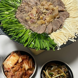 소고기 전골,찜요리 모음zip.🥩
한동안 꽂혀서 자주 해먹었다는..
밖에서 사먹는거보다 가격은 절반 양은 두배😋🤍
1. 아롱사태스지전골
2. 아롱사태스지전골2
3. 소꼬리찜(with 유린기)
4. 소꼬리찜2
5. 아롱사태전골(with 뭉티기)
#오홈스토랑 #소고기요리 #소고기파티 #아롱사태전골 #가스버너 #그리들 #안주만들기 #집밥 