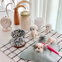 양모펠트 시츄 미니어처 주문받아 작업하는 중이에요🐾
그동안 손목도 아프고 바빠서 주문을 안받았는데 오랜만에 귀염댕댕이 만들어보고 싶어서 🫶🏻
공예용 오븐기에 댕댕이 코도 구웠는데 새끼손톱보다 작은 사이즈라 너모 귀엽고요😍
솔직히 손도 많이가고 시간도 엄청 많이 걸려서 힘들지만 완성작 보면 그렇게 뿌듯할수가 없어요😎
#집에서제일바빠 #콘수프기록 #하나뿐인내작품 #양모펠트 #양모펠트작가 #공예 #헤이플러피펠트스튜디오 #반려견 #주문제작 #반려견일상 #반려견용품 #강아지인형 #사소한취향한장 #취미생활 #취미일상 #취미공간 #맞팔 #선물추천 #선물템 #선물용 #선물추천템 #집사 #반려동물 
