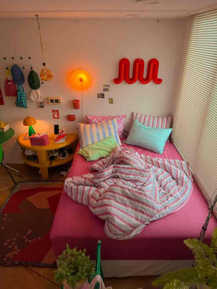 雲がたくさんある午後
毎日遊びに行くと足りなかった睡眠も運転しよう
いっぱいになった部屋も、生き生きと掃除してジェルくつろいだ寝具交換も終わり、本格ベッドの横になっている間、 
しっかりと包んだ布団はいつも気持ちいいです😁


#ピンカ #ピンカ寝具 #内装 #ワンルームインテリア #カラーの部屋 #カラーインテリア #インテリアポスター #作業室 #ホームオフィス #ホームスタジオ #本棚 #寝室 #照明インテリア #homesweethome #mybdrm #homestudio #myroom