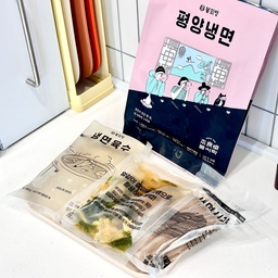 봉피양 평양냉면을 집에서도🏠
미쉐린가이드 빕구르망 블루리본 3개 선정된 식당 봉피양 평양냉면 궁금했는데 밀키트로도 판매하네용!
힘쓸일이 쪼끔(?) 생겨서 움직이기 전에 시원한 평양냉면 한그릇 뚝딱 했어요😋 밀키트라서 넘 편해요🙌🏻
슴슴한 맛 좋아하신다면 추천하는데.. 
진짜 슴슴해요ㅋ노자극 그자체 ㅋㅋ
근데 평양냉면은 그게 매력이쥬 ㅎㅎ
#오홈스토랑 #콘수프기록 #평양냉면 #봉피양 #밀키트 #밀키트추천 #밀키트맛집 #집밥 #혼자서도잘먹어요 #혼밥 #냉면 #냉면기 #맞팔 #우드트레이 #트레이 #여름메뉴 #여름식단 #맛집 #맛집밀키트 #맛집탐방 #사비 #일본그릇 #면기추천 #우드젓가락 #쉬운요리 