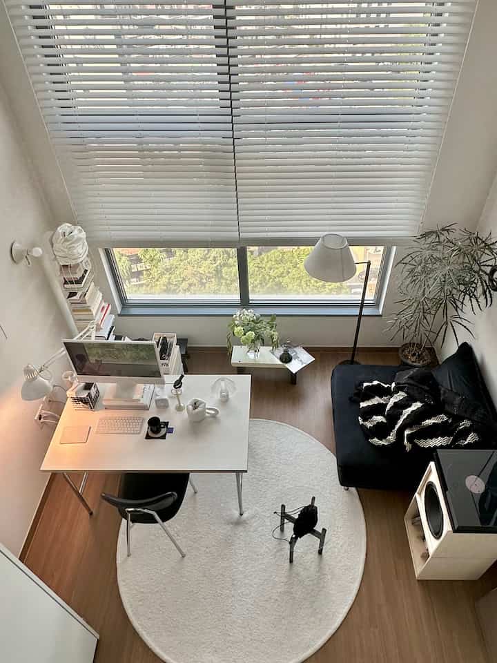 白と黒のトーンのワンルームホームオフィス、ミッドセンチュリーモダンスタイルのシンプルで整ったインテリア