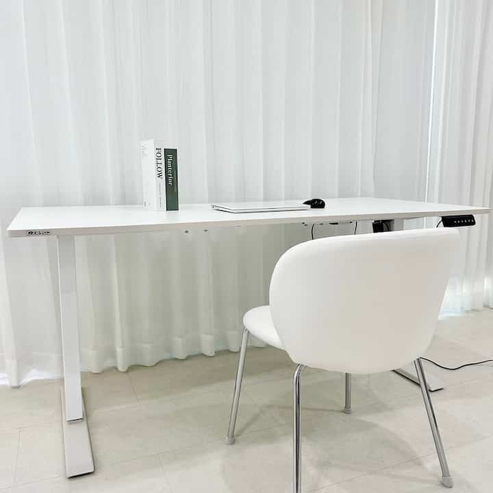 #広告

ジェニックスゼロードモーションデスクは在宅勤務と勉強にぴったりの高さ調節デスクです。 
電動タイプに直感的なコントロールパネルで、73～122cmの範囲で高さを簡単に調節することができ、座って働く時や立って作業する時も快適な姿勢を維持できます。 
高さメモリ機能があり、よく使う高さを保存しておくと便利に使え、キッズロック、衝突検知センサ、過熱防止などの3種類の安全装置があり、安心して使えます。 
最大70kgまでは、安定感とすっきりとしたデザインがオフィスや部屋のインテリアともよく合い、ゲーミングデスクとしても活用できます。 
長時間働く時の姿勢を変えながら腰や首の疲れを軽減し、業務効率も高めることができて良く、価格も合理的で満足してお勧めします。

＃高さ調整＃デスク＃デスクおすすめ＃高さ調節デスク＃高さ調節デスク＃電動デスク＃モーションデスク＃モーションテーブル＃事務室机 