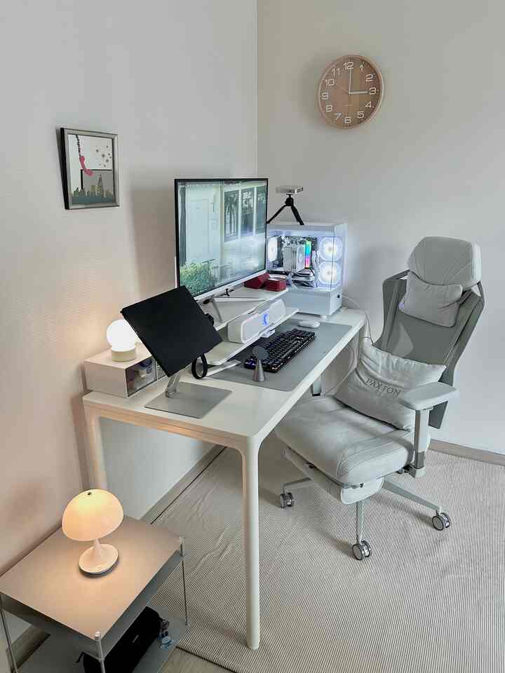 #デスクテリア人 #ホームオフィス
✈️東京から来たPaxtonの椅子でホームオフィス（aka.ゲームルーム）を飾ってみました💺
自宅でラップトップをしたり、仕事を長くすると首が痛くなり、腰も痛いでしょう。
リクライニングフットレストを広げて背もたれをずっと〜濡らすととても楽ですよ！
左右・前後に調節される肘掛けに角度調節まで自由です
ほのかなパールグレーカラーラ夏シルバーインテリアにぴったりです🤍✨ 
欠点は椅子を変えてゲーム時間が増えたということ？！


🏷️製品情報
paxton paris pearl grey
https://paxton-official.com/


#paxton #在宅勤務 #デスクチェア #ポータブル照明 #ホームオフィス飾り #コンピュータチェア #ゲームチェア #椅子 #デスク #デスクテリア #書斎椅子 #コンスープ記録 #今日のシーン #リクライナー #照明 #無線照明 