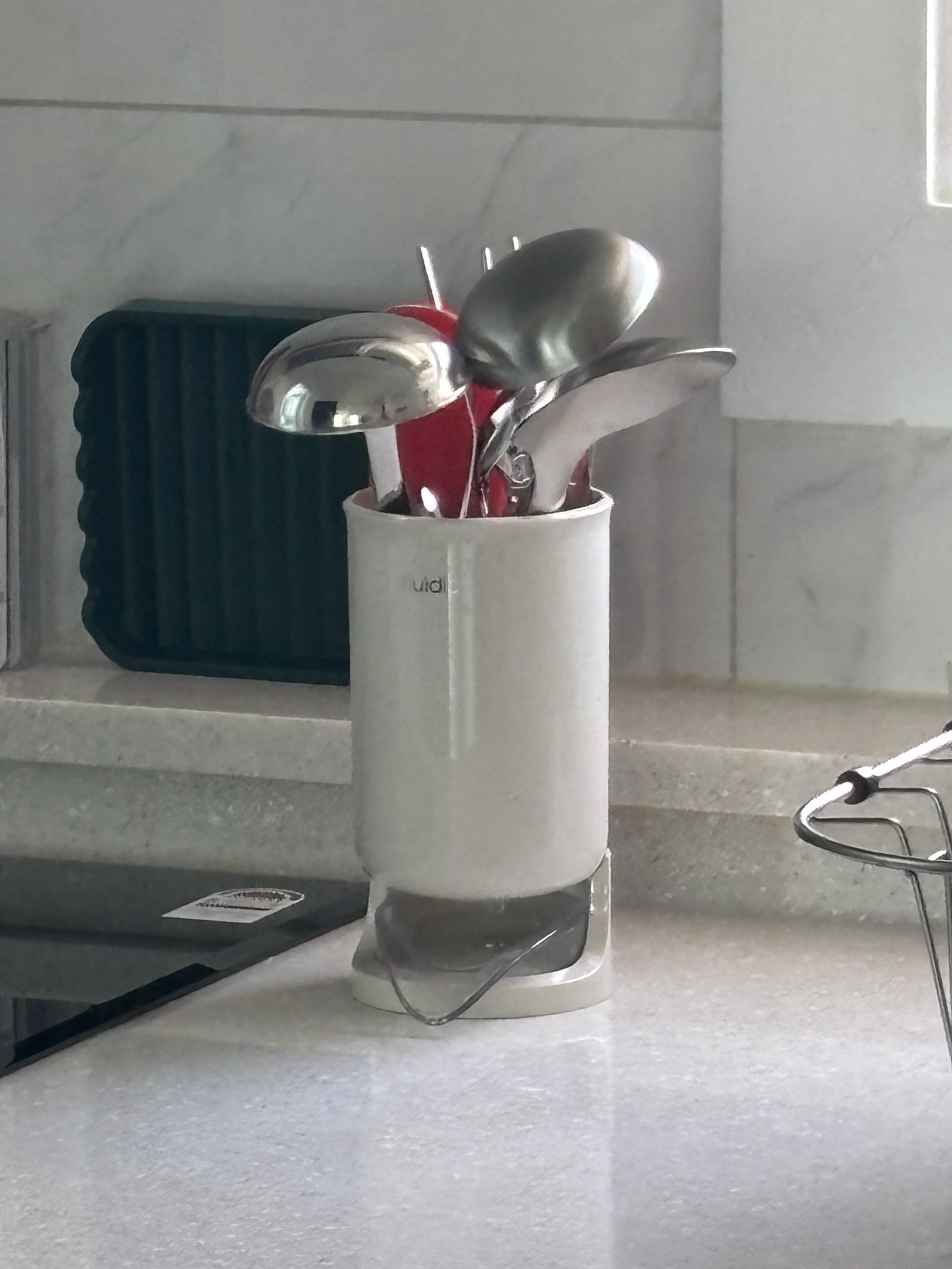 Fludy Stay-Dry Utensil Holder user photo