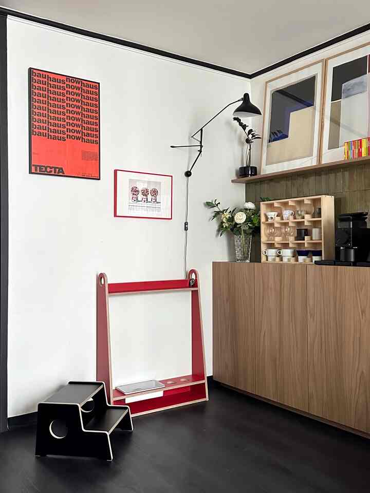 ❤️🖤

もともと6月から夏ですか。
家も昼間になるとひどくなります。
エアコン扇風機フル稼働中です。

夏の間に隅々にほこりを掃除したり、
少しずつ構造も変わり、赤ちゃんの家具も一桁占めました👀

9ヶ月の赤ちゃんにとっては、すべてが好奇心の天国です。
適切な遊び刺激が必要だそうです。

JDホームドレッシングのドゥイットボードでマグネット遊び、絵遊び
ステップスツールで少しずつ立ち上がる練習もしてますよ😌

カラーレストランJDホームドレッシングのおかげで
レッド＆ブラックポイントに雰囲気切り替えもできます✨

＃JDホームドレッシング＃赤ちゃんの飾り