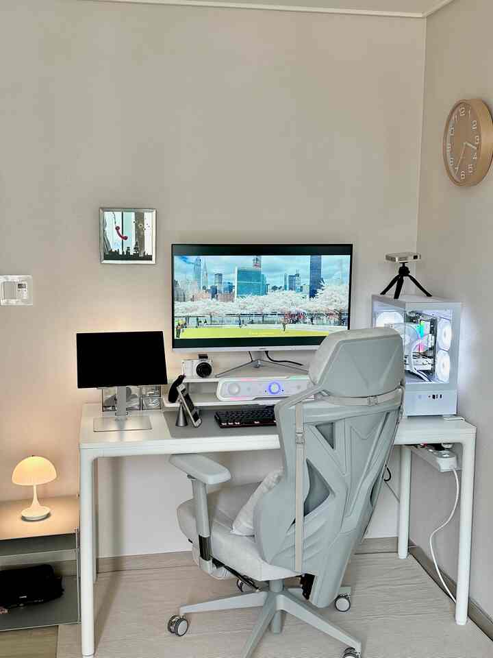 リクライナーソファのようなオフィスチェア💺
🇯🇵日本デスクテリアブランドPaxtonチェアでシルバー感性を出す✨
自宅でコンピュータを長くすると首も痛く、腰もスッとしたのにフットレスト広がり、背もたれをずっと濡らすと、どのリクライナーに劣らず楽にしましたよ🥹
ほのかなパールグレーカラーとベルベット素材もとても高級感🤍
持ち手の高さ、角度も自由に調節できるので、185cm夫と160秒半の私の体型に関係なく合わせて使えて満足✅

🏷️製品情報 
paxton 
https://paxton-official.com/

＃自宅で最高の忙しい＃コンスープ記録＃デスクテリア＃デスク＃ゲームルーム＃デスクチェア＃デスク飾り＃インテリアアクセサリー＃照明＃オブジェ＃新婚夫婦プレゼント




