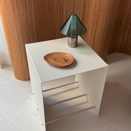 📦 New in : Side table 
올해는 드디어 1월 초에 트리 정리하기 성공
(작년엔 2월 말에 정리한 귀차니즘이었구요🫠)
트리 치우고 나니 공간이 허전해 이리저리 고민하다, 
이벤트로 선물 받은 테이블로 새롭게 스타일링했어요
이사 오기 전부터 오래 눈여겨보던 브랜드 킷투,
미니멀한 메탈 감성이라 툭 두기만 해도 오브제 같고
물건을 올려두거나 LP 턴테이블을 세팅해도
맞춤 사이드 테이블이라 만족하는 모먼트!
메탈이어도 애쉬 베이지 컬러가 주는 따뜻함 덕분에 
우드랑 참 잘 어울리는,,🤍💛🤎
트리 치우고 업데이트된 저희 집 거실 무드 어떤가요?
.
.
.
🏷️ kito [사이드테이블 / 애쉬베이지]
ᴛʜᴀɴᴋꜱ ᴛᴏ @kito.post
____________________________________
🧸인테리어 & 소품 정보가 궁금하다면
ꜰᴏʟʟᴏᴡ ᴍᴇ @yoonne_home 
____________________________________
#윤느홈 #콘수프기록집 #오늘의우리집 #킷투 #사이드테이블 #테이블 #거실테이블 #티테이블 #사이드테이블추천 #거실테이블추천 #티테이블추천 #테이블추천 #거실인테리어 #아파트인테리어 #신혼집인테리어 #우드인테리어 #아파트리모델링 #구축아파트리모델링