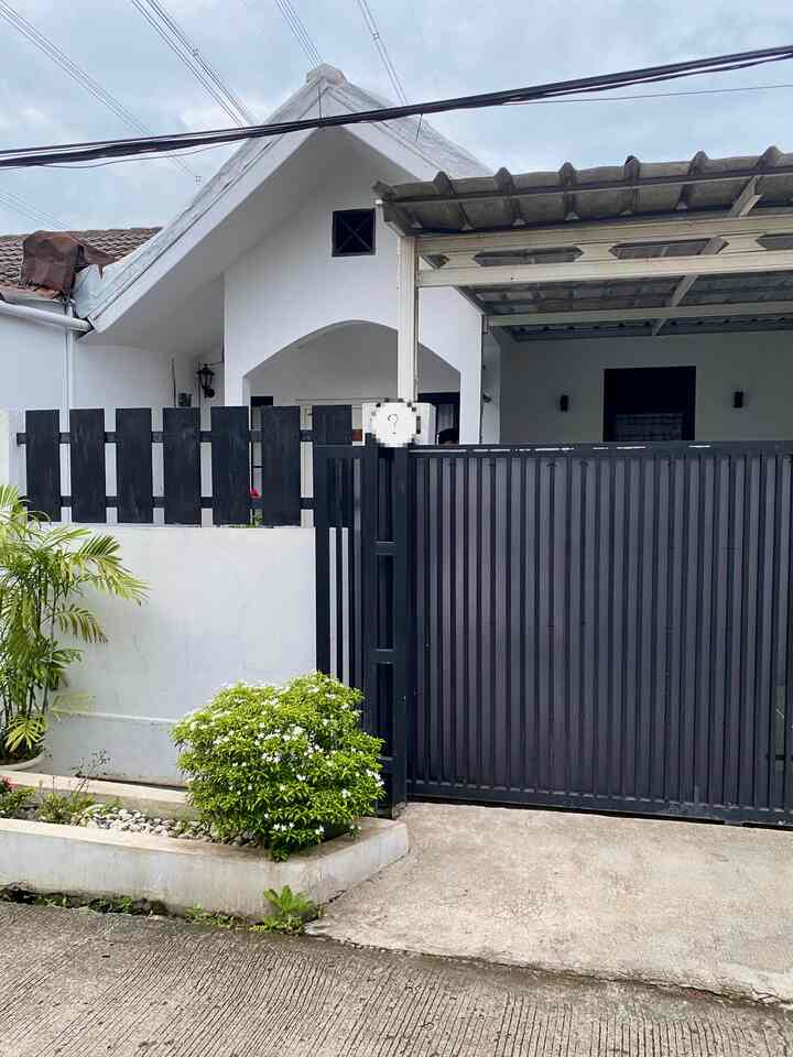 Renovasi rumah jadul tahun 1996 menjadi rumah yang modern dan minimalis tanpa ubah pondasi dan layout ✨🏡

Dengan ganti beberapa material seperti warna cat, keramik, pagar, bisa bikin suasana rumah jadi berubah.

#warnacatoutdoor #pagarrumah #MiniHouseTour #CeritaRumahku #PerjalananRumah
