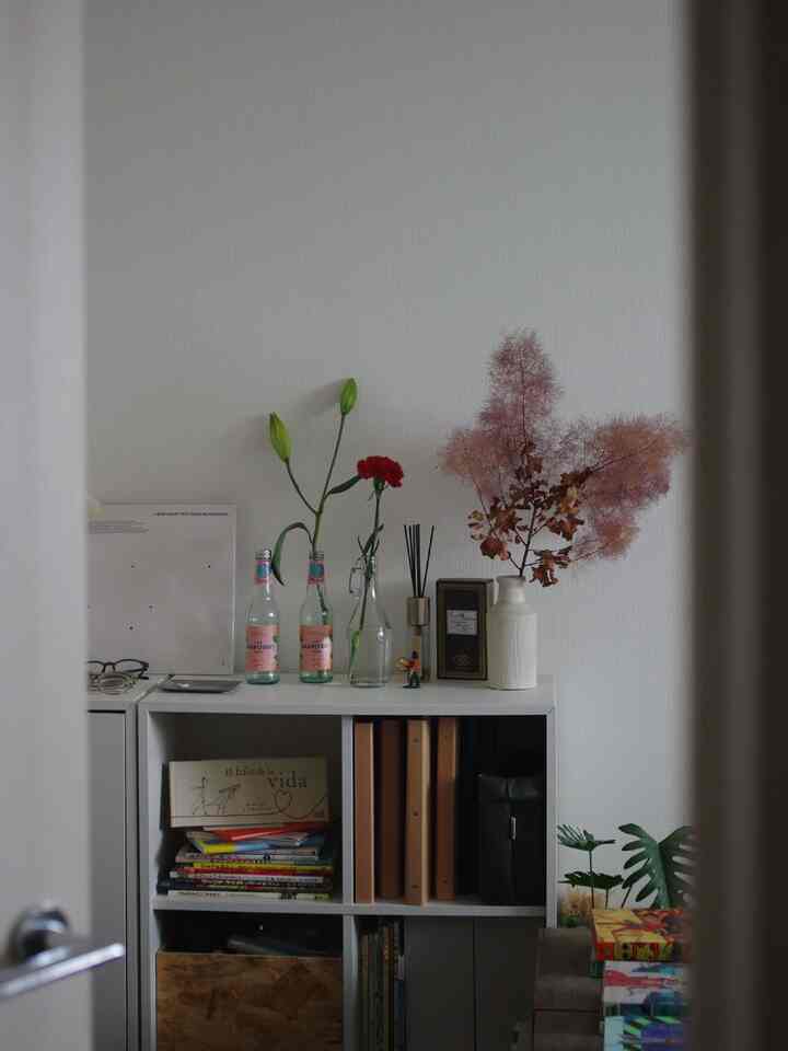 寝室の棚の上は旦那さんがなにかともらってくるお花がよく飾られてます。おかげで良い匂い〜！
#寝室 #bedroom #EKET  #2人暮らし #寝室インテリア 