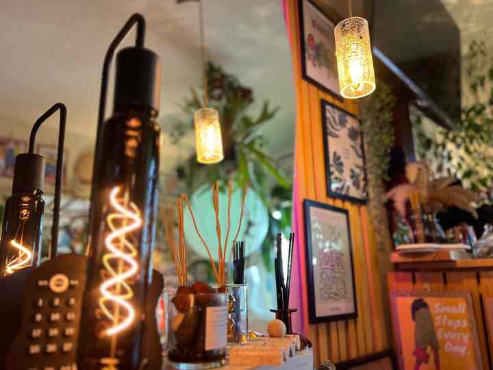 雨の日曇りの日晴れの日で
照明を使い分けてます💡

雨の日はちょっとライト多めに☺️✨ 

#照明 #リビングダイニングテーブル 
#テーブル周り #テーブル照明 
#テーブルインテリア　#エジソン電球 
#スマート照明 #ランプシェード　#すりガラス
#デザインガラス　#雨の日 

