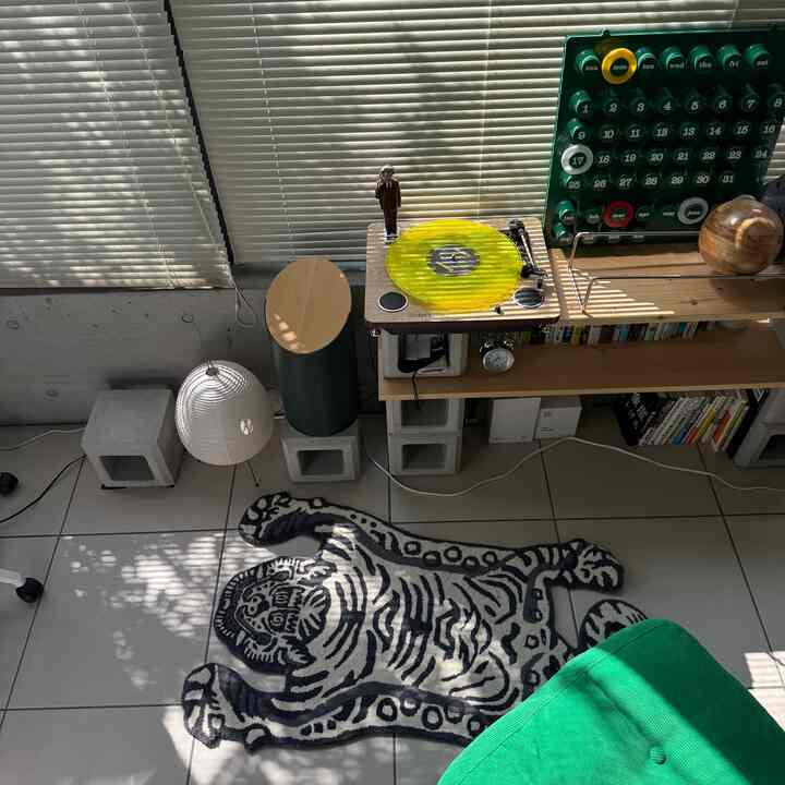 チベタンを上から📸

サンルームの床は白いタイルだからインテリアが映えますねー✨

#インテリア #インテリア家具 #インテリア雑貨
#雑貨店 #ラグ #ラグ・カーペット 