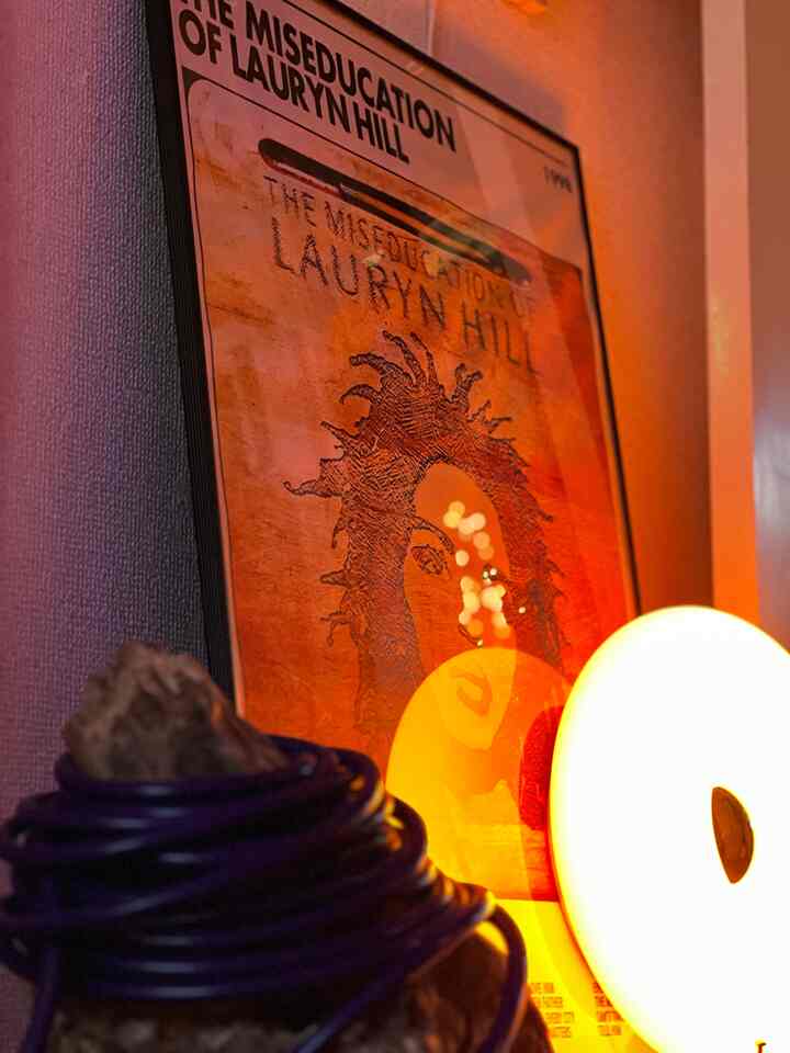 お気に入りの３点

お気に入りのアルバム💿
お気に入りのドーナツランプ
お気に入りの延長コード
使い勝手もよく見た目も可愛いからそこら辺にほったらかしててもインテリアに馴染んでくれるしごちゃごちゃ感が出なくて好き☺️🩶


#延長コード #ドーナツランプ　#ローリンヒル
#お気に入り　