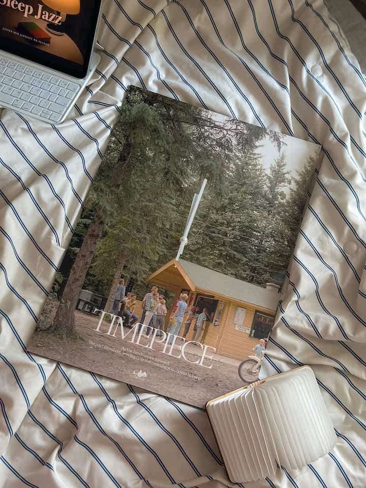 #コンスープ 
すぐに時間が止まったようです 
ゆったりとしたポスターの壁時計🌿

可愛い時計は視線ソウルでプレゼントしてくれました🥹

寝室に時計をつけると何か 
早急な雰囲気が飛んでいませんでした。
この時計は見るだけで癒されるナチュラルなポスターに
センスハンスプーンを入れた感じだ 
全く寝室の雰囲気を損なわなかったんですよ！ 

むしろ時計のせいで穏やかな雰囲気が深まる感じ？ 🪴

気分の良い時計で月ホームの寝室の雰囲気が一層住んでいるようです。 
とても満足しています🤍

どこに置いても落ち着いた雰囲気をプレゼントするアイテムみたいです🕊️

＃ビジョンソウル