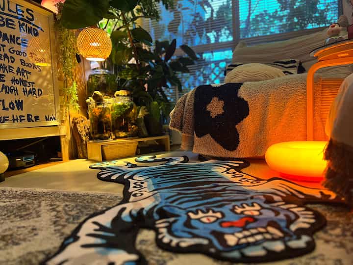 ラグはシンプルなものとインパクトのある物を
掛け合わせて空間にメリハリをつけています。


#タイガーラグ　#ペルシャ絨毯  #フロアタイル　
#遊び心も大切に　#空間のメリハリ　