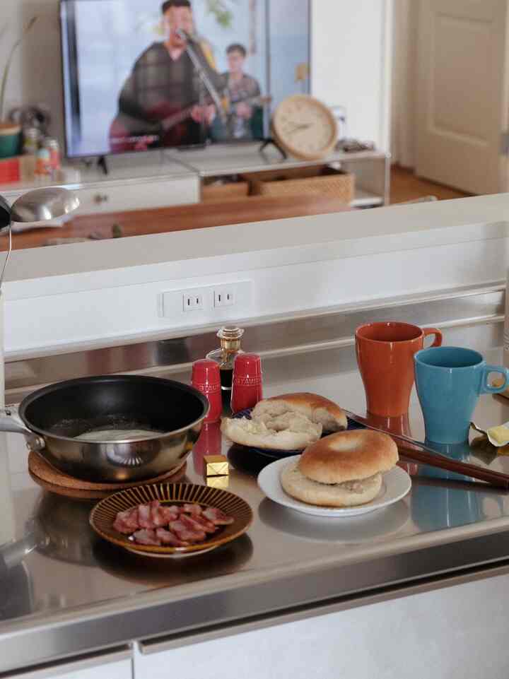 Breakfast 🥯🥓🍳

┈┈┈┈┈┈┈┈┈┈┈┈┈┈┈┈

朝ごはんいつもワンパターン笑
ダイニングテーブルがないから、
リビングのローテーブルで食べているのだけど

今日は面倒だし2人で立ち食べ。
カラフルな食器たち。ご機嫌な朝。

ところで塩コショウ入れ、可愛くないですか？笑
真っ赤な陶器製でレトロ感🍅
貰い物なのですが、新居で初めて使ってみた。

Staub ソルト＆ペッパー シェイカー
で検索すると出てきます🫶🏼

┈┈┈┈┈┈┈┈┈┈┈┈┈┈┈┈

#リビングダイニング　
#マンションインテリア
#リビングインテリア
#マンション暮らし
#2人暮らし
#2人暮らしのインテリア 
#2人暮らしインテリア
#朝食記録#breackfast