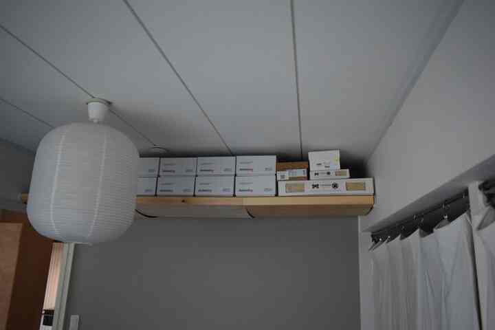 寝室の天井。白い天井に白いシェード、白いカーテンと白い収納。

#HAY #archivebox #DIY