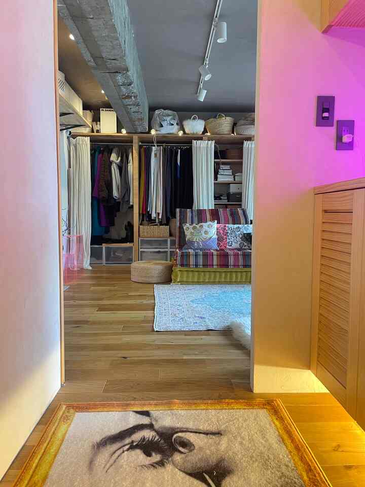 Colorful vintage furnishings in a wood-toned living room with an open and spacious atmosphere