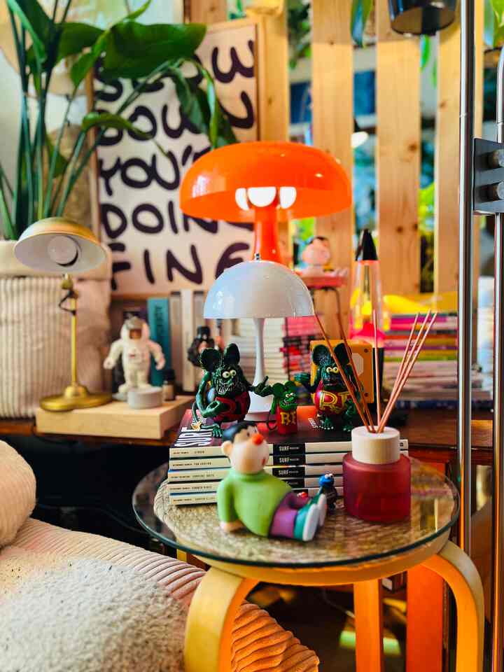 好きなものが飾ってあると
それだけで気持ちが上がる。

#趣味空間  #ディスプレイ
 #フィギュア  #本  #雑誌  #ライト
#ハンドメイド  #ガラス 

