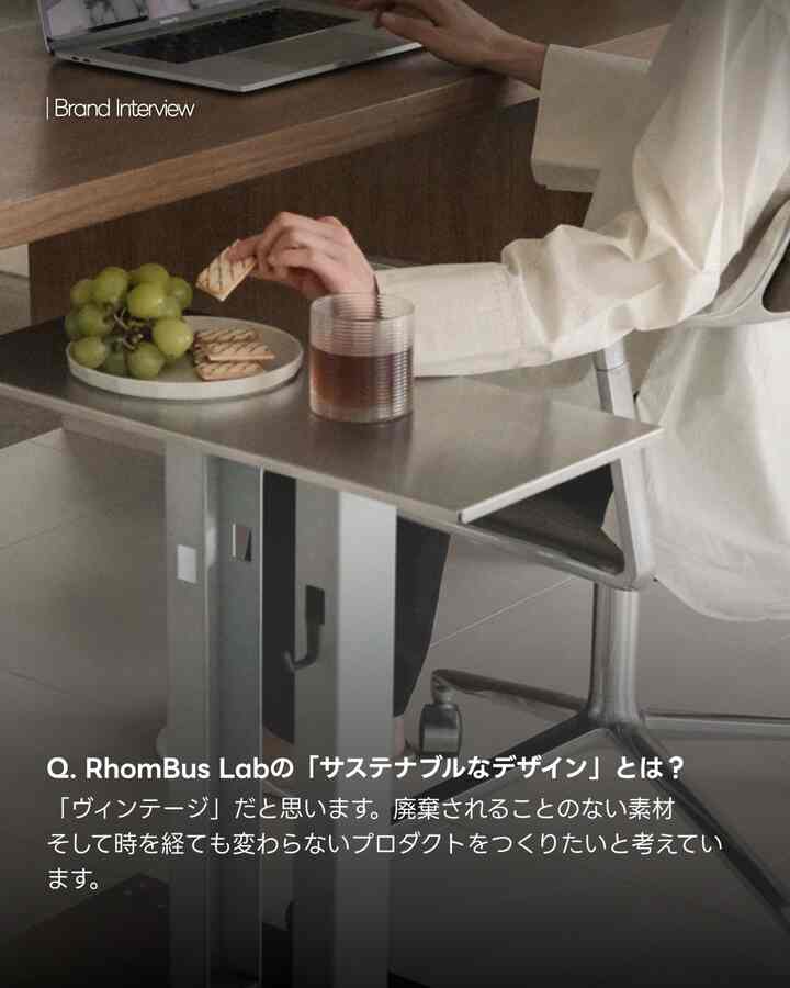 モダンでシルバー調のホームオフィス、ステンレスのサイドトロリーとオフィスチェアが配置された印象的な空間