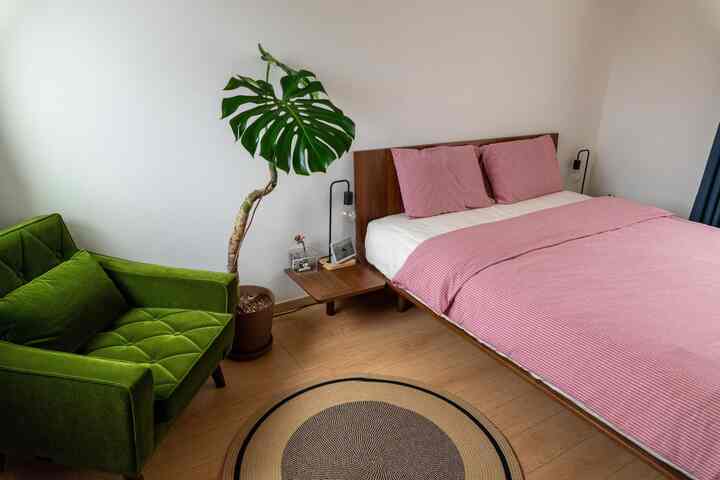 My sweet room🎀

#ベッドルームスタイリング #ピンクルーム #1人掛けソファ #モンステラ #カリモク60 #モケットグリーン 