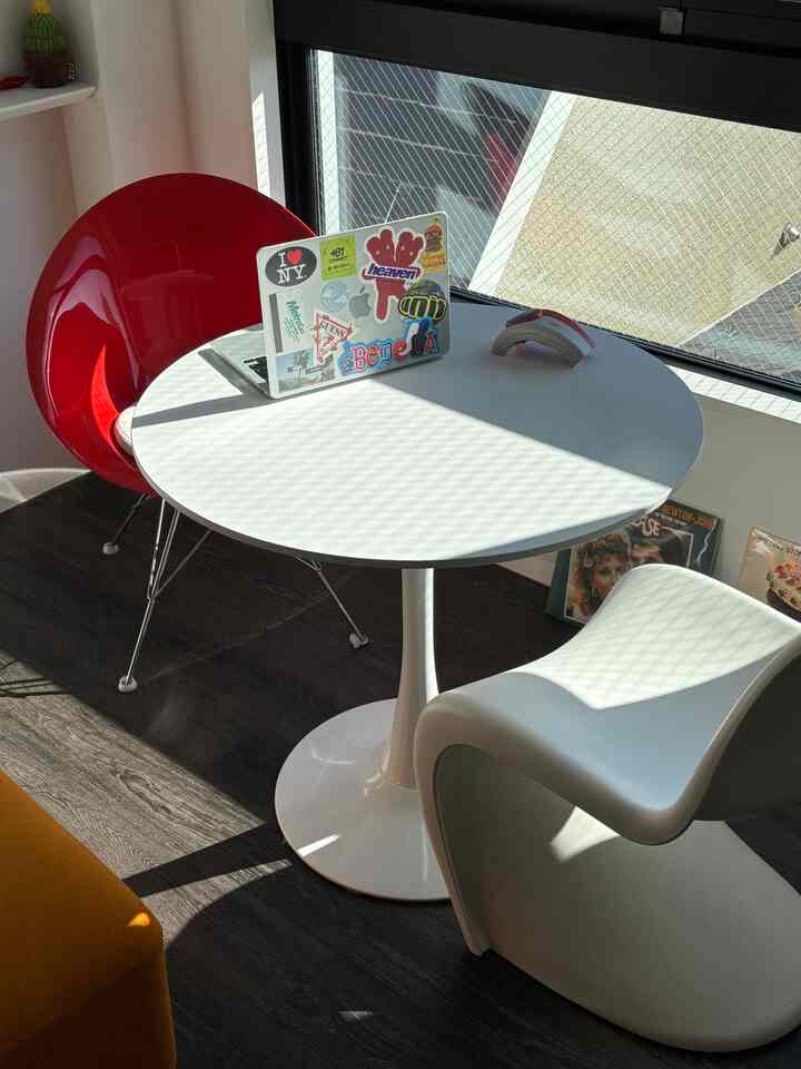 ダイニング&お仕事のテーブルとチェア🏠

あえて違う種類のチェアを合わせているよ！
ヴィンテージデザイナーズ家具にこだわっているけれど、ご飯をたべるテーブルは清潔感を出したくて新品を購入☆

ふたりなら直径80cmがちょうどいい◎

#ミッドセンチュリー #デザイナーズ家具 #リサイクルショップ #カラフル #ポップ #賃貸 #1LDK #2人暮らし



