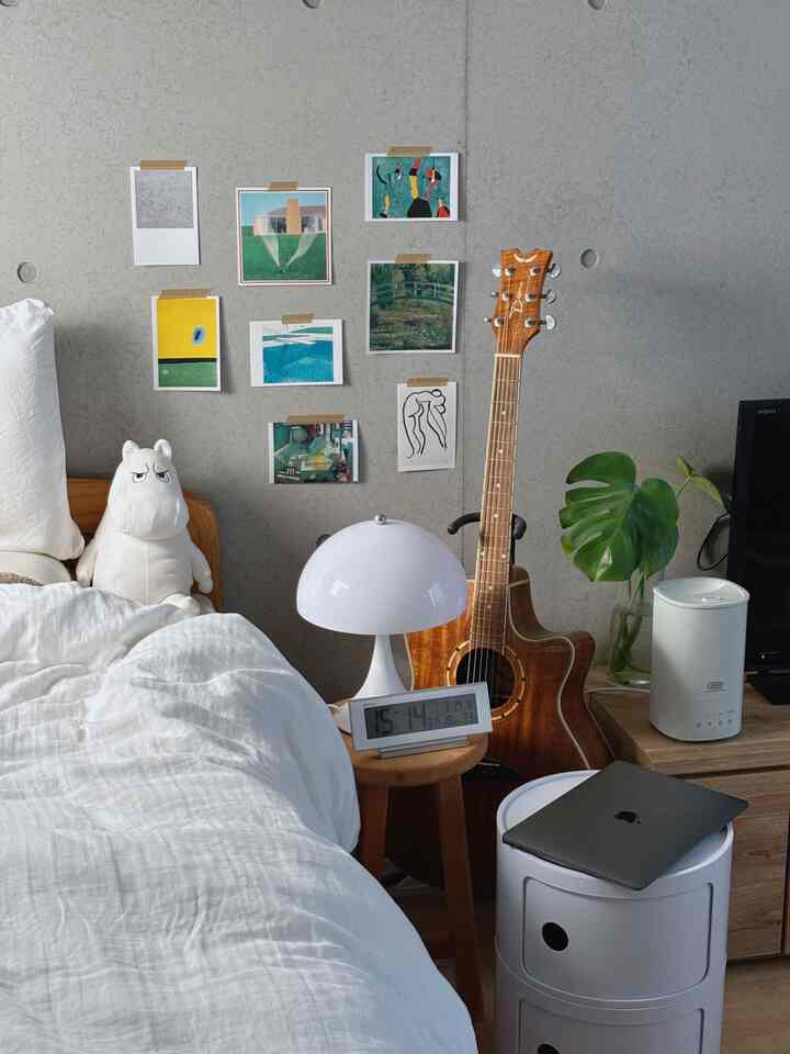 bed side

#Natural interior #ホワイト家具 #北欧テイスト #アートウォールインテリア #テーブルランプ #ギター #ベッドサイドテーブル
