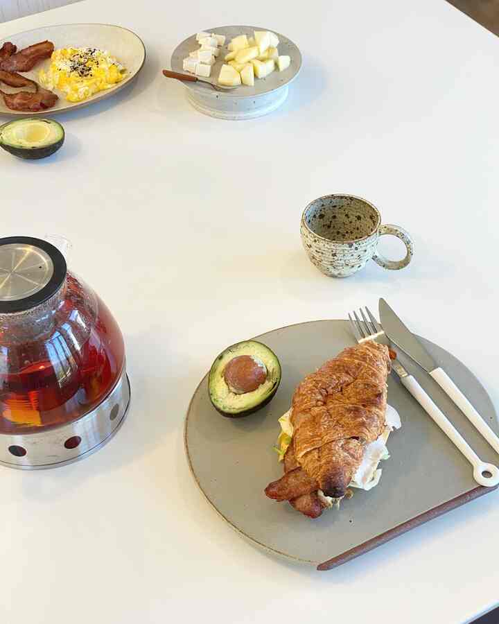 Brunch made by husband ✨😋

#brunch #brunchsetup #ceramics #pottery #cutlery #teatime