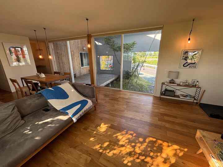 リビングスペースとしては決して広くはありませんが窓を大きくして、中庭との空間を繋げることで広く感じることができるように設計されています。
#北欧 #北欧インテリア #北欧スタイル #無垢材スツール #無垢材フローリング 