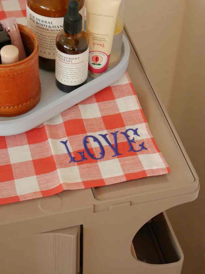 ギンガムナプキン可愛すぎる🫠🫶

いま日本橋三越で開催中のイタリア展にてR deco interiorsさんのお店で買ってきた🇮🇹

オンラインでずっとBITOSSI HOMEのギンガムシリーズが気になってたので、買えて嬉しいよ〜〜🫶！トートもテーブルクロスも可愛かった🫣

#カラフルなインテリア #ボビーワゴン #マルチクロス