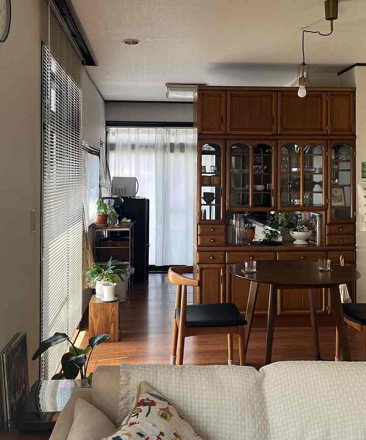 追加のブラインドも届いたので
やっと新しい暮らしが始まったー！という感覚☺️

#築古物件　#築古賃貸　#レトロ
#海外　#interior #interiordesign #livingroomdecor #greeninterior #cozyhome #cozyliving #ikea
#賃貸インテリア #賃貸暮らし #観葉植物