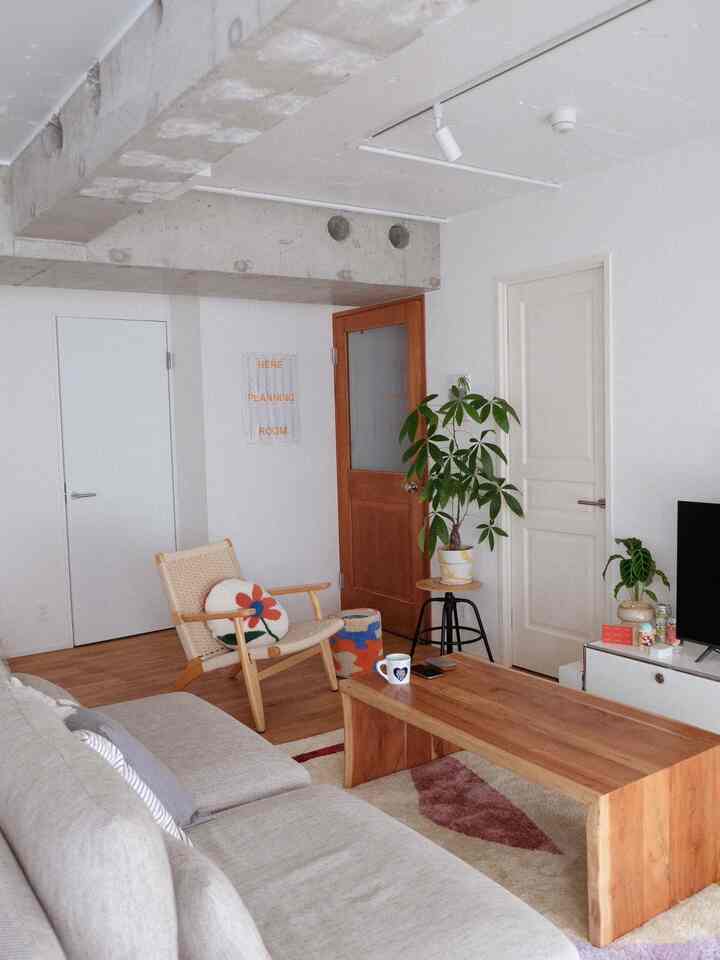 .

This week's clipping📸

┈┈┈┈┈┈┈┈┈┈┈┈┈┈┈┈

遅かれ早かれ、画鋲は刺すことになるんだ。
と言い聞かせて…早速カレンダー飾りました笑
もうこの場所はカレンダーを飾るところ。
にしたいと思います笑

前のお家でも飾っていた、
BEAMSの無料配布のカレンダーは
デザインが良すぎて…私にはツボでした💘
ぜひおすすめたいです笑

┈┈┈┈┈┈┈┈┈┈┈┈┈┈┈┈

#グリーンのある暮らし  #リビングダイニング　　
#マンションインテリア
#リビングインテリア
#リノベーションインテリア
#リノベ #マンション暮らし
#マンション暮らしインテリア
#2ldkインテリア #2ldk #2人暮らし
#2人暮らしのインテリア 
#フルリノベーション
#コンクリートデザイン