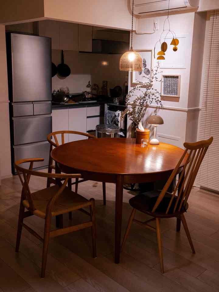 ヴィンテージ丸テーブルにアーコールとカールハンセンのチェア。国は違えど、木の風合いがまとまりを作ってくれます #yチェア #アーコール #丸テーブル 