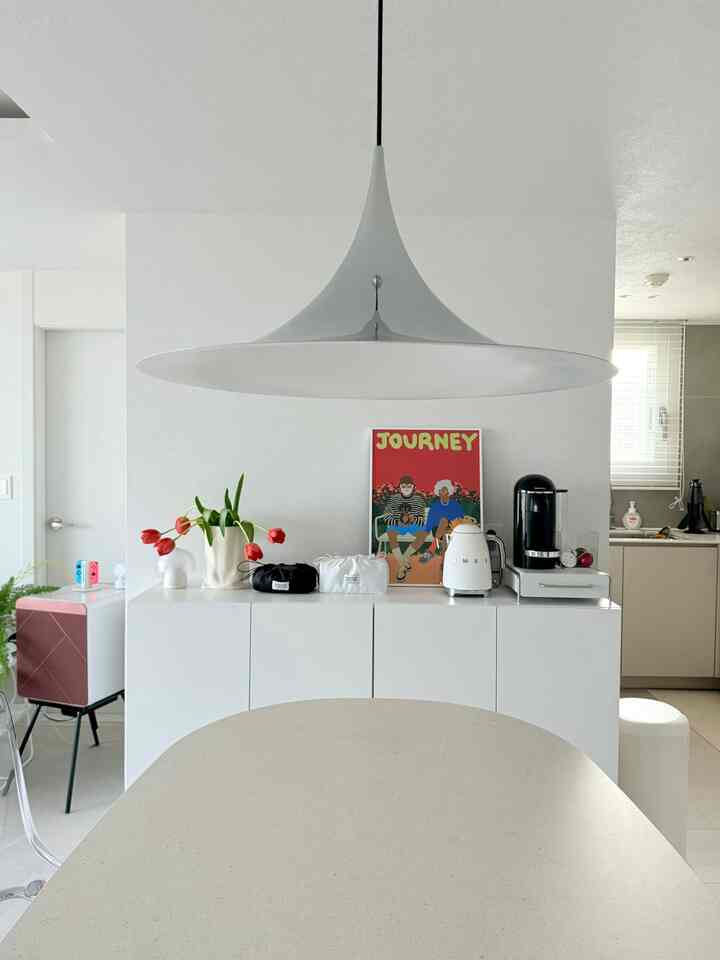 🩶キッチンインテリアポイント3つ！🩶
1. 従来の作り付けが馴染んだアイルランドの食卓とシートを取り除き、収納場ときれいなセラミックダイニングテーブルを置きました！ 
2.キッチン食卓などには力をちょっとあげよう！して選んで選んで海外直送で揃えたセミパンダントクロムカラーを購入しました60サイズと大きくないかと思いましたがちょうどいいです！ 
3. 私たちは両食口でキッチンフィットキムチ冷蔵庫の上部を冷蔵、下段引き出しをキムチ冷蔵庫で使って冷凍庫は単独で使用しています〜

＃キッチンインテリア 