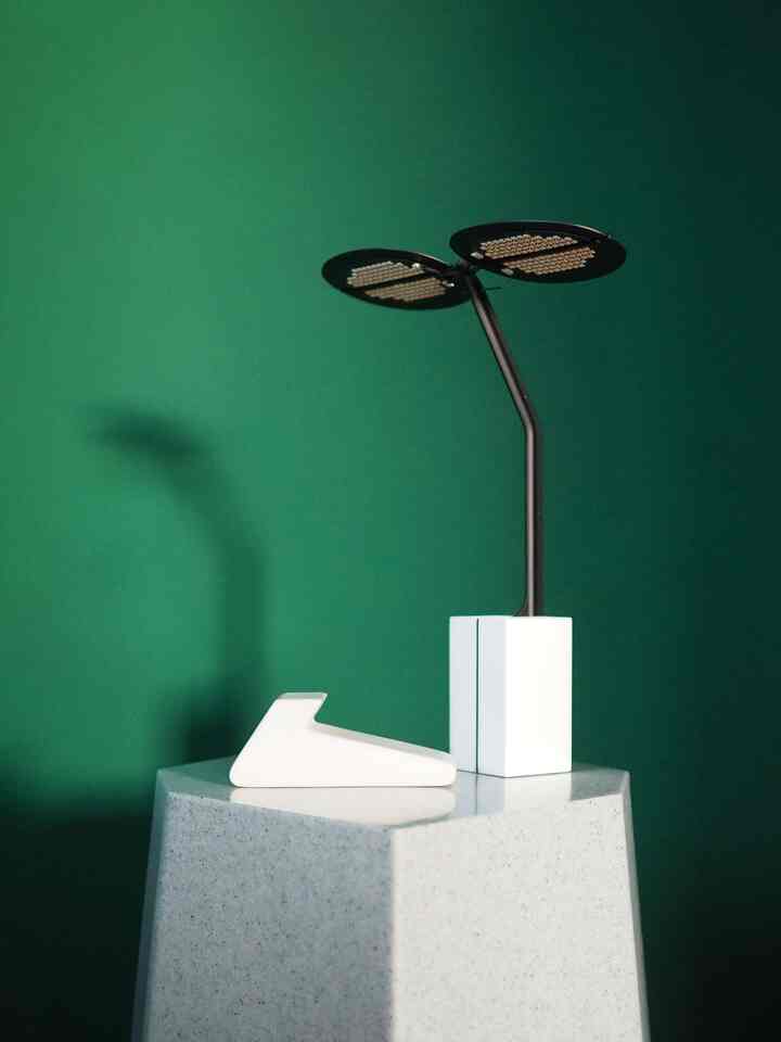 Sage is a fairly minor Ambientec product.
The two leaf-like shades can be adjusted to different angles, so they can illuminate both your hands and the wall.

The phrase "organic and inorganic" is a perfect fit for this lighting,
which gives off a mysterious sensation.

#sage #ambientec #間接照明 #ポータブルライト #Allgreenroom