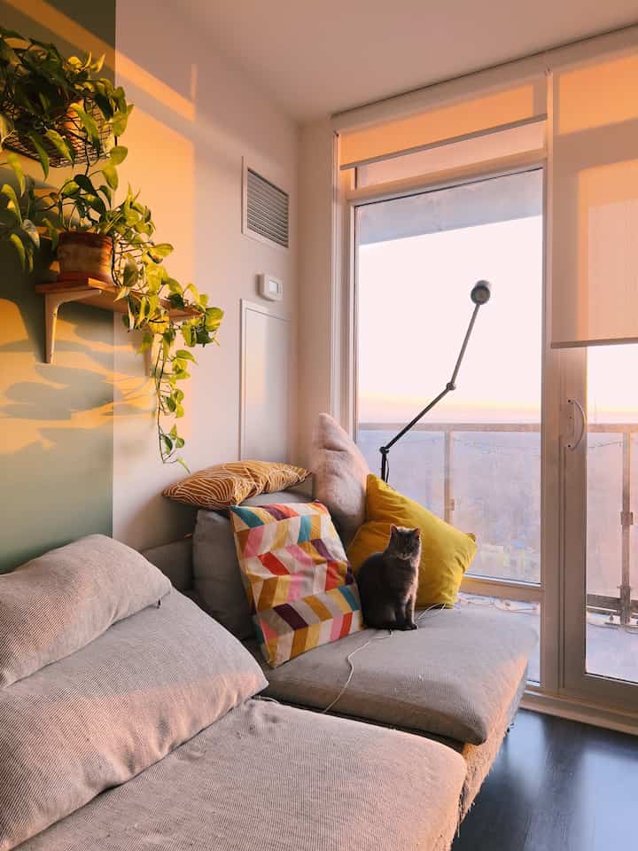 It’s still cold outside but the sunsets are getting later and later here 😁

#contemporary #apartment