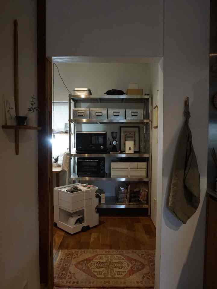 キッチンの奥には4畳ほどのL字ウォークスルーパントリーを設けており、家の収納の大半を占めている重要なスペース。
家電の棚、私のデスクも置いています。
デスクはリビングから少し距離があるので、作業に没頭したいときや心を鎮めたいとき← 
の大事な私のプライベートコーナーになっています。
食器棚の方はまたおいおい。。。 

#パントリー #家電コーナー #ボビーワゴン
#デスク