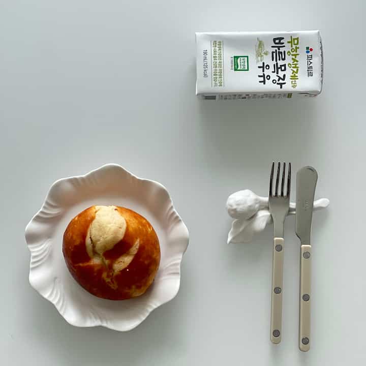 好きな食器と一緒にする朝のパンタイム⏰

私は実際にパンが好きな方ではありませんが、
リビングアカウントをはじめながら綺麗なボウルに盛って写真撮ってみるとどんどんパン味に陥っていますよ！ 
（しかし最愛は蜂蜜、イン絶美、切片…）

コフオブジェボウルとサーブルカトラリーまでセッティングして食べるともっと幸せですね💛やはりきれいなテムが最高ジュ？

＃素敵なテム最高です＃コンスープ記録＃ホームカフェ＃ホームカフェスターグラム＃ホームカフェインテリア＃ホームカフェ小物＃ホームカフェ設定＃ホームカフェ＃ホームカフェ時間＃ホームカフェデザート＃ホームカフェ食器＃ホームカフェボウル＃ホームカフェ感性＃ホームカフェテーブルサッカー＃サーブルコレクター＃カフェハイウエスト＃スコーングルメ＃パンモーニング＃パンスーン＃新婚夫婦日常＃かわいいボウルおすすめ＃かわいいボウル＃陶器ボウルおすすめ 