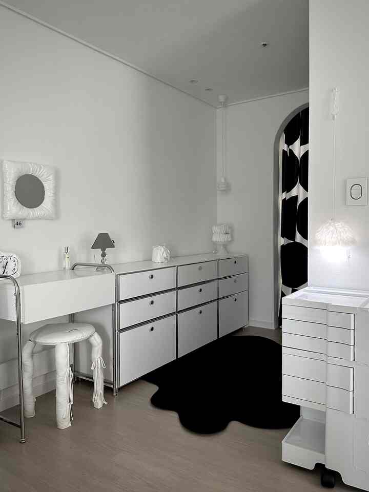 白とナチュラルウッドトーンの寝室、化粧台とドレッサー、スツールが配置されたモダンな空間